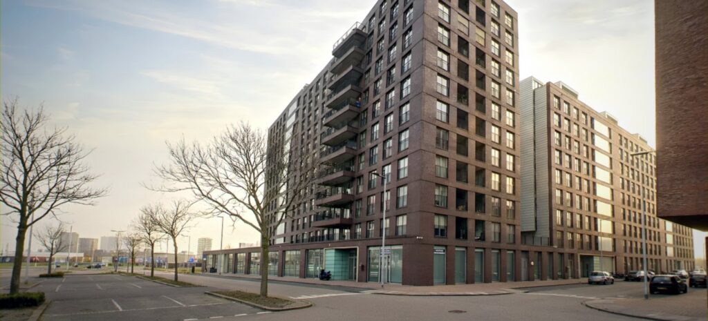 Het gebouw aan het Cor Kieboomplein in Rotterdam waarin de praktijk op de begane grond zit